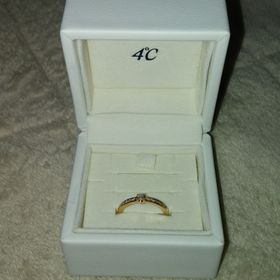 【4℃ BRIDAL(ヨンドシーブライダル)の口コミ】 婚約指輪って、大粒のダイヤモンドが一粒ドンとあって、プラチナカラーで…