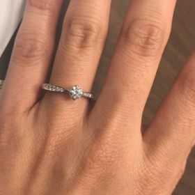 【ANTWERP BRILLIANT(アントワープブリリアント)の口コミ】 センターのダイヤモンドとサイドのメレダイヤの配置が絶妙で薬指の上でダ…