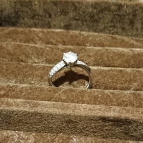 【ケイウノ ブライダル(K.UNO BRIDAL)の口コミ】 指輪をいくつか見てイメージを固め、S字カーブでミル打ちがあるものが良い…