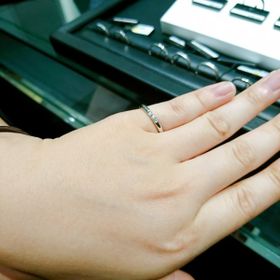 【ラザール ダイヤモンド(LAZARE DIAMOND)の口コミ】 中央に同じ大きさのダイヤモンドが3石並んだ結婚指輪です。
派手すぎず地…