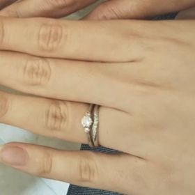 【Mariage ent(マリアージュエント)の口コミ】 婚約指輪は華やかで可愛らしくセンターのダイヤモンドがキラキラとして存…