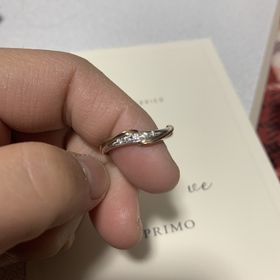 【アイプリモ(I-PRIMO)の口コミ】 シンプルな指輪の上にツタが這ったようなデザインです。基本の素材はプラ…