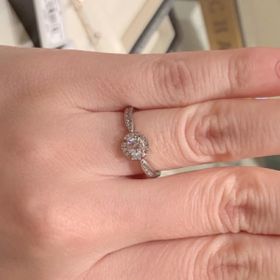 【CHARMY(チャーミー)の口コミ】 華やかなデザインのリングで値段は相応のものでした。中央のダイヤモンド…