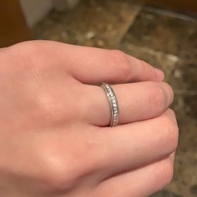 【アイプリモ(I-PRIMO)の口コミ】 デザインは細めですが、存在感が抜群です。
ダイヤを見せることも隠すこと…