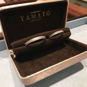 【PILOT BRIDAL(パイロットブライダル)の口コミ】 Graceは、模様をリングに押し当てて作る特殊加工で、他にはない希少なデザ…