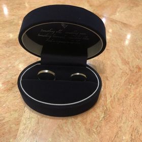 【Something Blue(サムシングブルー)の口コミ】 いろいろ指輪がある中でこの指輪は、ストレートの指輪に斜めに一周入った…