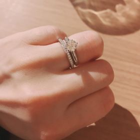 【ラザール ダイヤモンド(LAZARE DIAMOND)の口コミ】 指馴染みが一番良いのと、ダイヤモンドの輝きに魅かれました。最初は華美…