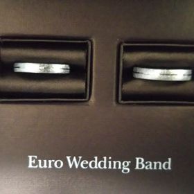 【EURO WEDDING BANDの口コミ】 私たちはデザインにこだわりが無く、たくさんの指輪を見すぎてどう選んだ…