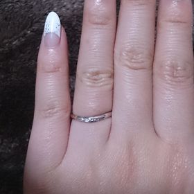 【銀座ダイヤモンドシライシの口コミ】 指が細く見えるように、カーブのデザインを探していました。
６店舗でたく…