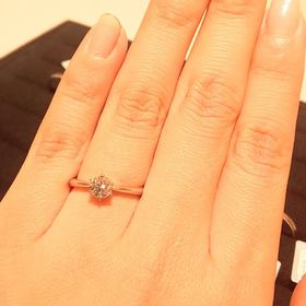 【TRECENTI(トレセンテ)の口コミ】 空中に浮いているような留め方が珍しく、婚約指輪ならではのシンプルな王…