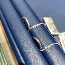 【銀座ダイヤモンドシライシの口コミ】 緩やかな斜めのデザインが入っており、女性側は指がすっきり長く見えるの…