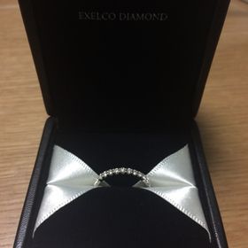 【エクセルコダイヤモンド(EXELCO DIAMOND)の口コミ】 婚約指輪は普段使いもできるようにエタニティリングを探していました。沢…