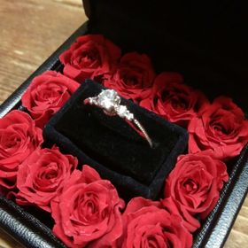 【エクセルコダイヤモンド(EXELCO DIAMOND)の口コミ】 ダイヤは0.277ct、素材はPt950です。
2種類の大きさのメレダイヤが左右に…