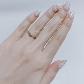 【俄(にわか)の口コミ】 シンプルでリングのデザインが決めてです。
ダイヤの存在感は欲しいけど、…