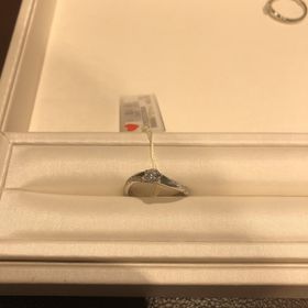 【Ponte Vecchio(ポンテヴェキオ)の口コミ】 ウエーブ型で、サイドにメレダイヤが輝くデザインでした！
センターダイヤ…