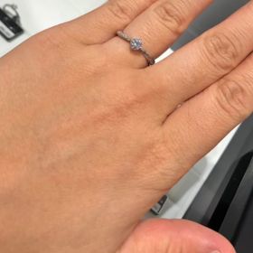 【ラザール ダイヤモンド(LAZARE DIAMOND)の口コミ】 普段使いもでき、少しデザイン性の凝ったものが良いと思い、このリングを…