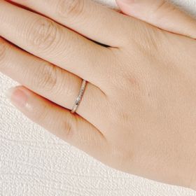 【4℃ BRIDAL(ヨンドシーブライダル)の口コミ】 セミオーダーでのリングになります。ストレートタイプでメレダイアが並ん…