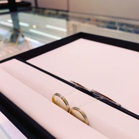 【GALA JEWELRY(ガラジュエリー)の口コミ】 私は婚約指輪と一緒に付けれる指輪を探していたのですが、主人が一部ゴー…