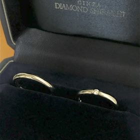 【銀座ダイヤモンドシライシの口コミ】 普段他の指にも指輪をつけるので、シンプルで長く使える指輪が良かったの…