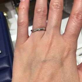 【銀座ダイヤモンドシライシの口コミ】 この独特のねじれのようなデザインがとても可愛いです。そのまま見るより…