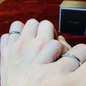 【アイプリモ(I-PRIMO)の口コミ】 婚約指輪との重ね付けができ、どちらも映えるデザインである事。ペアリン…