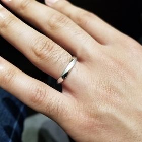 【アイプリモ(I-PRIMO)の口コミ】 シンプルな指輪のデザインと2人が趣味にしている乗り物の車輪をイメージし…