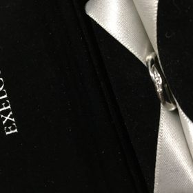 【エクセルコダイヤモンド(EXELCO DIAMOND)の口コミ】 婚約指輪は違うメーカーのものだった為、重ね付けしても合うデザインを探…