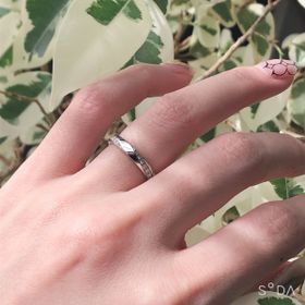 【ラザール ダイヤモンド(LAZARE DIAMOND)の口コミ】 捻ったようなデザインで、真ん中のプラチナ部分の艶が強調されて服を選ば…