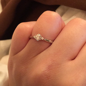 【俄(にわか)の口コミ】 相手が鈴蘭が好きなのと、定番な3つ石で真ん中が大きいダイヤモンドが気に…