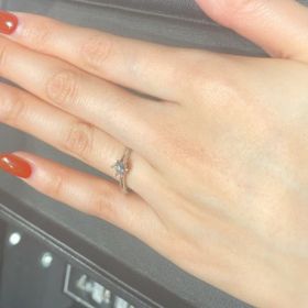 【エクセルコダイヤモンド(EXELCO DIAMOND)の口コミ】 シンプルなフォルムですが、センターのダイヤモンドの輝きをしっかりと計…