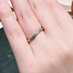 【TRECENTI(トレセンテ)の口コミ】 ウェーブタイプで中央にメレダイヤが並んでいるデザインです。
ウェーブの…