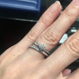 【銀座ダイヤモンドシライシの口コミ】 婚約指輪にも合うように…と下の結婚指輪を試着^ ^
もっと太いもの…