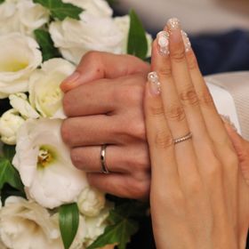 【STAR JEWELRY(スタージュエリー)の口コミ】 一粒ダイヤがついている太目のリングの婚約指輪と重ねて合う結婚指輪を探…