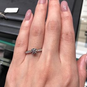 【ラザール ダイヤモンド(LAZARE DIAMOND)の口コミ】 エタニティタイプのエンゲージリングを希望しており、提案していただいた…