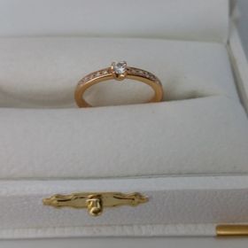 【4℃ BRIDAL(ヨンドシーブライダル)の口コミ】 仕事中でもつけられるように、極力細めのデザインで、あまり石がついてい…