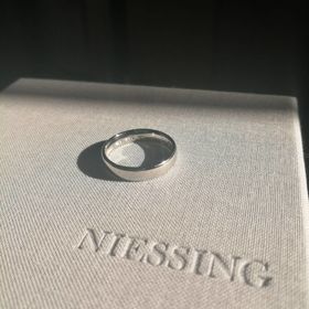 【NIESSING(ニーシング)の口コミ】 ●指輪のデザインとつけ心地
派手なものは好みではなかったので、シンプル…