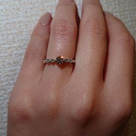 【ひなの口コミ】 ソリティアよりメレダイヤがついているものが良かったのと、メレダイヤ同…