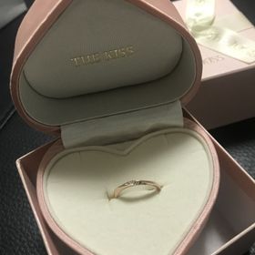 【THE KISS(ザ・キッス)の口コミ】 自分の手の肌色に合うピンクゴールドで、小粒のダイヤが普段使いしても目…