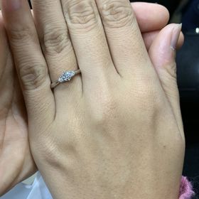 【TRECENTI(トレセンテ)の口コミ】 彼女は、シンプル過ぎず、かと言って派手すぎない指輪が好みだと知ってい…