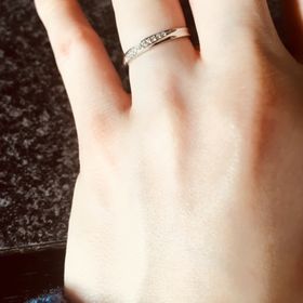 【I's stone(アイズストーン)の口コミ】 シンプルですが女性らしいデザインで素敵だと思いました。一番細いリング…