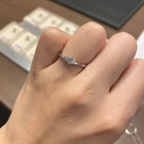 【infinitylove(インフィニティラヴ)の口コミ】 サイド部分のメレダイヤが特徴的なデザインをしており、センターの大きな…