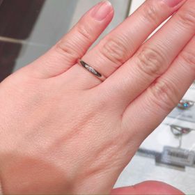 【アイプリモ(I-PRIMO)の口コミ】 5石のメレダイヤがついていて、可愛らしさもありながら、シンプルで上品な…