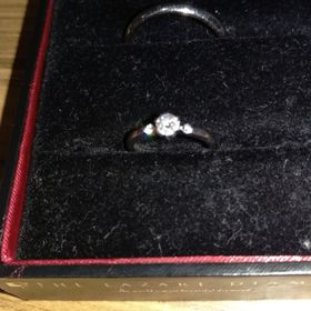 【ラザール ダイヤモンド(LAZARE DIAMOND)の口コミ】 ダイヤモンドは小ぶりですが、高い技術のブリリアントカットでどんな照明…