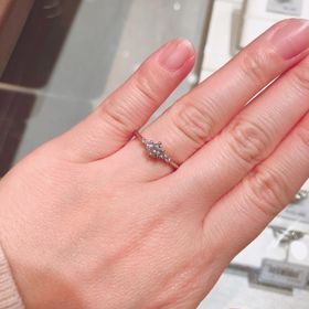 【アイプリモ(I-PRIMO)の口コミ】 両サイドにメレダイヤが着いているものでストレートタイプがいいという希…