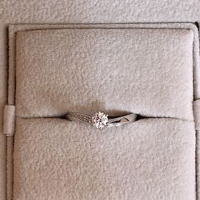 【TRECENTI(トレセンテ)の口コミ】 事前に色々な指輪を検索していました。
その中でも第一印象がよかったヴィ…