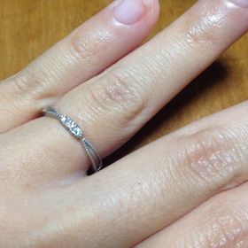 【アンジェリックフォセッテ(Angelique Fossette)の口コミ】 ダイヤの大きさ、数とミルうちのデザインが大変気に入り購入した。
価格も…