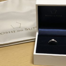 【HOSHI no SUNA 星の砂(ほしのすな)の口コミ】 センターのダイヤと両側に並ぶメレダイヤが、指の上に星空が広がっている…