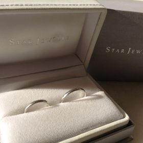 【STAR JEWELRY(スタージュエリー)の口コミ】 私と主人はシンプルなデザインを探していて、いくつかネットで目星をつけ…