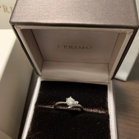 【アイプリモ(I-PRIMO)の口コミ】 サイドにもダイヤがある華やかなデザインを探していました。Vラインになっ…