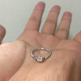 【LUCIE(ルシエ)の口コミ】 中央のダイヤモンドを中心に青い宝石と小粒のダイヤモンド数個をあしらっ…